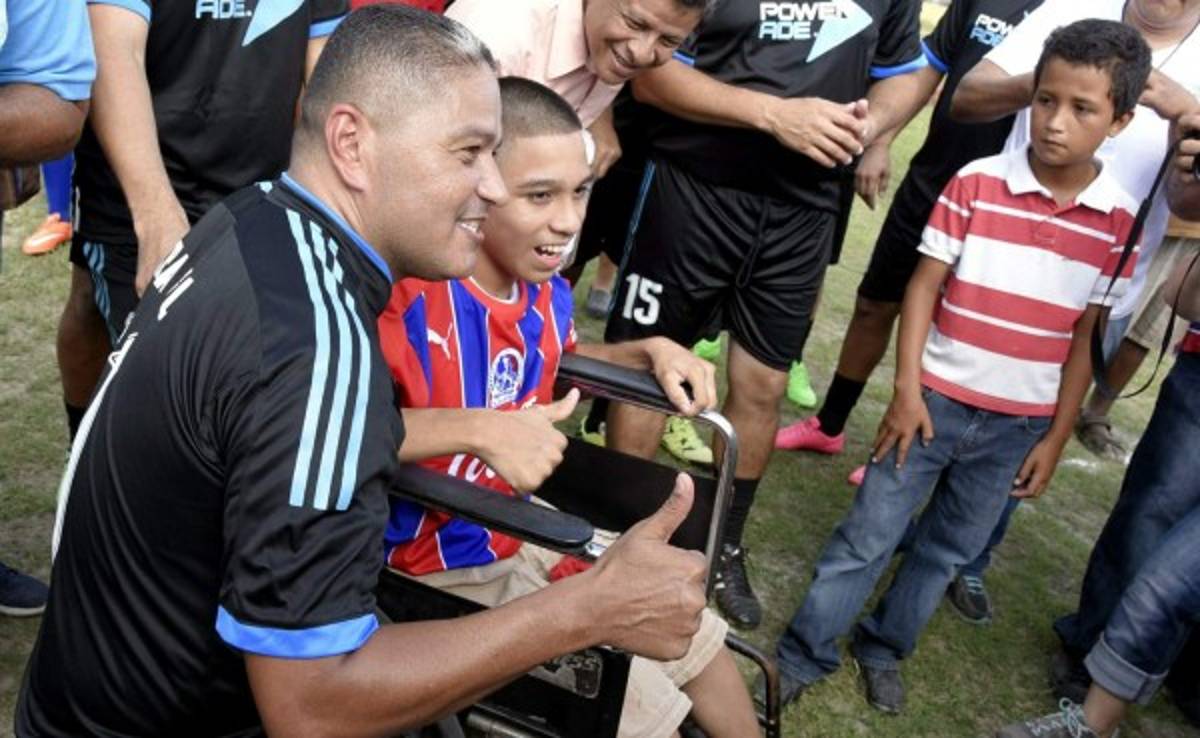 Wilmer 'Matador' Velázquez hace feliz a niño discapacitado