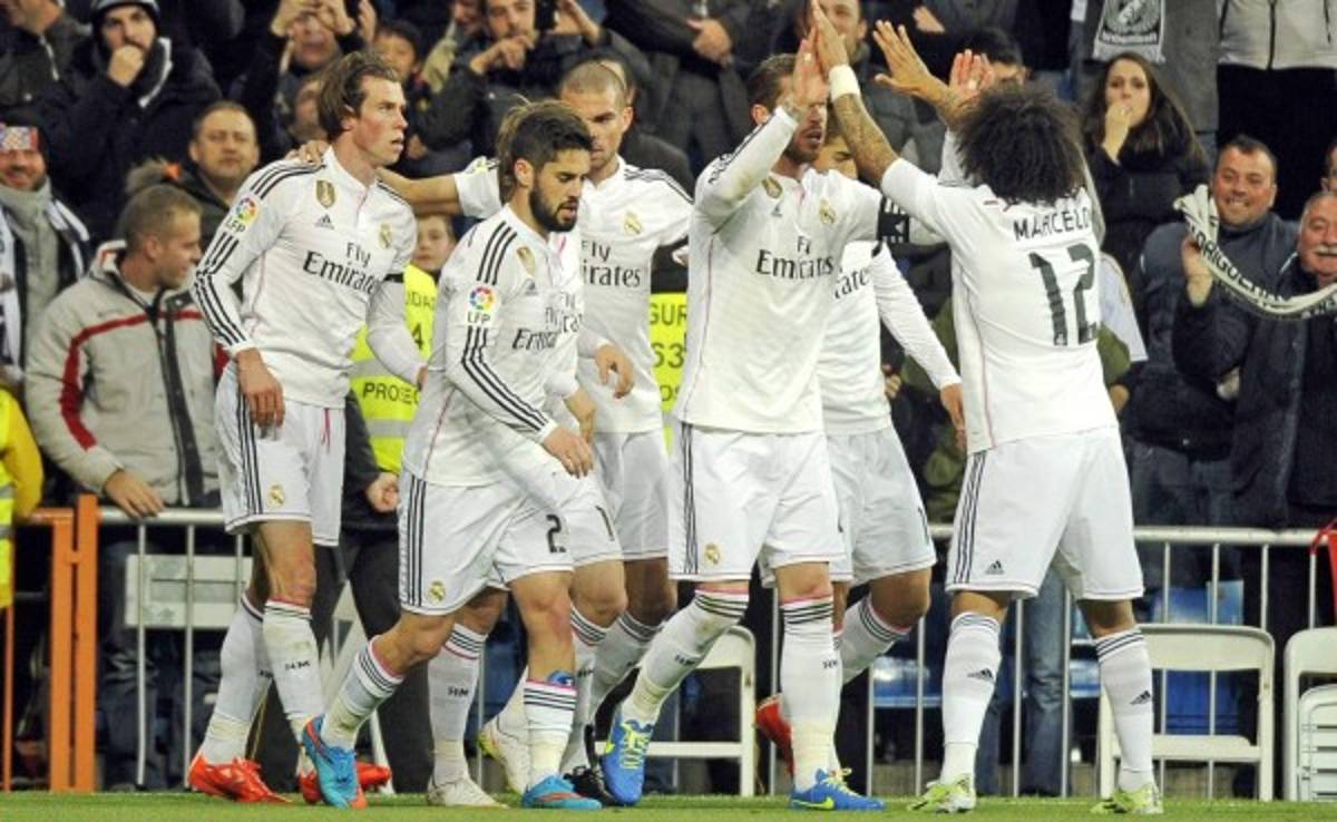 Real Madrid derrota al Levante y sigue a un punto del Barcelona