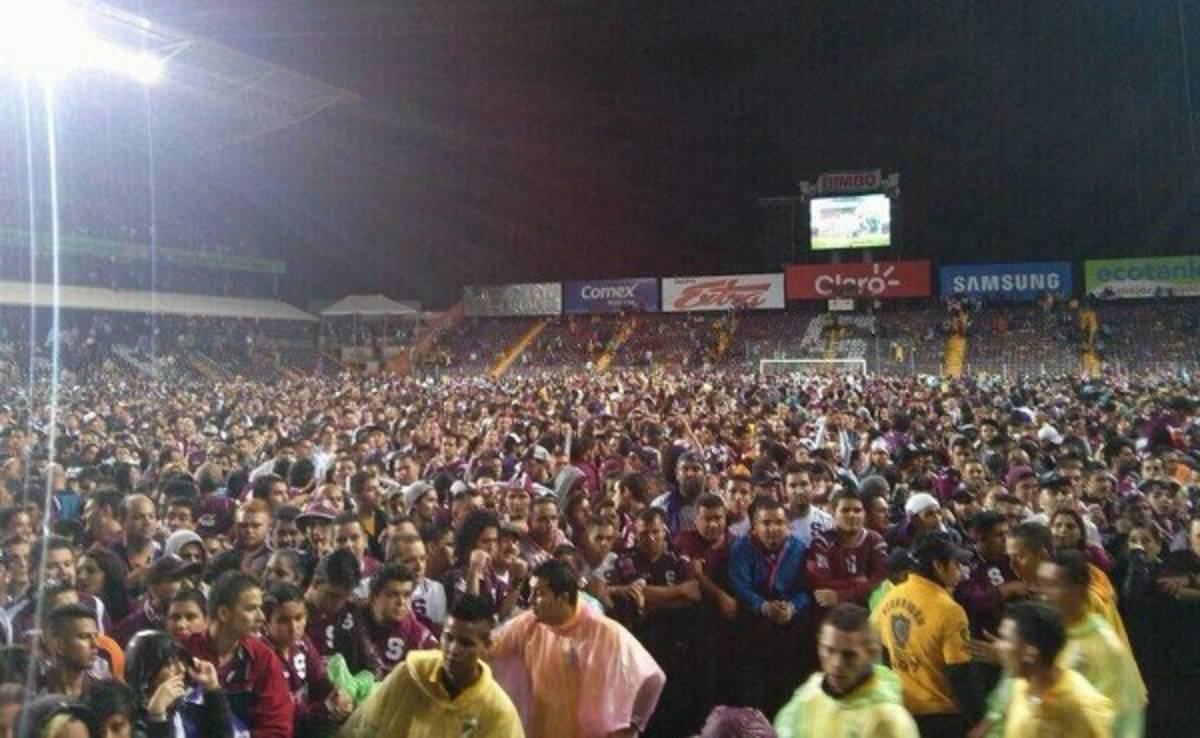VIDEO: Afición del Saprissa invade la cancha y agrede a Jerry Palacios