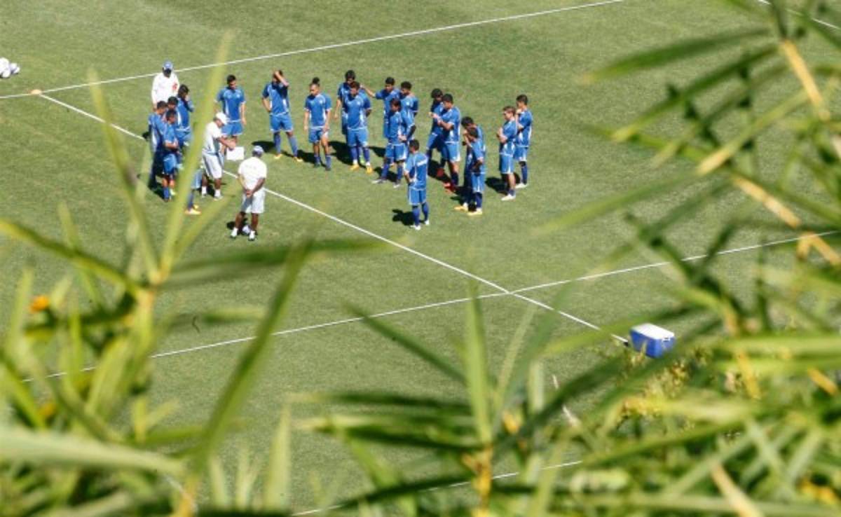 El Salvador se entrena completo y a puertas cerradas