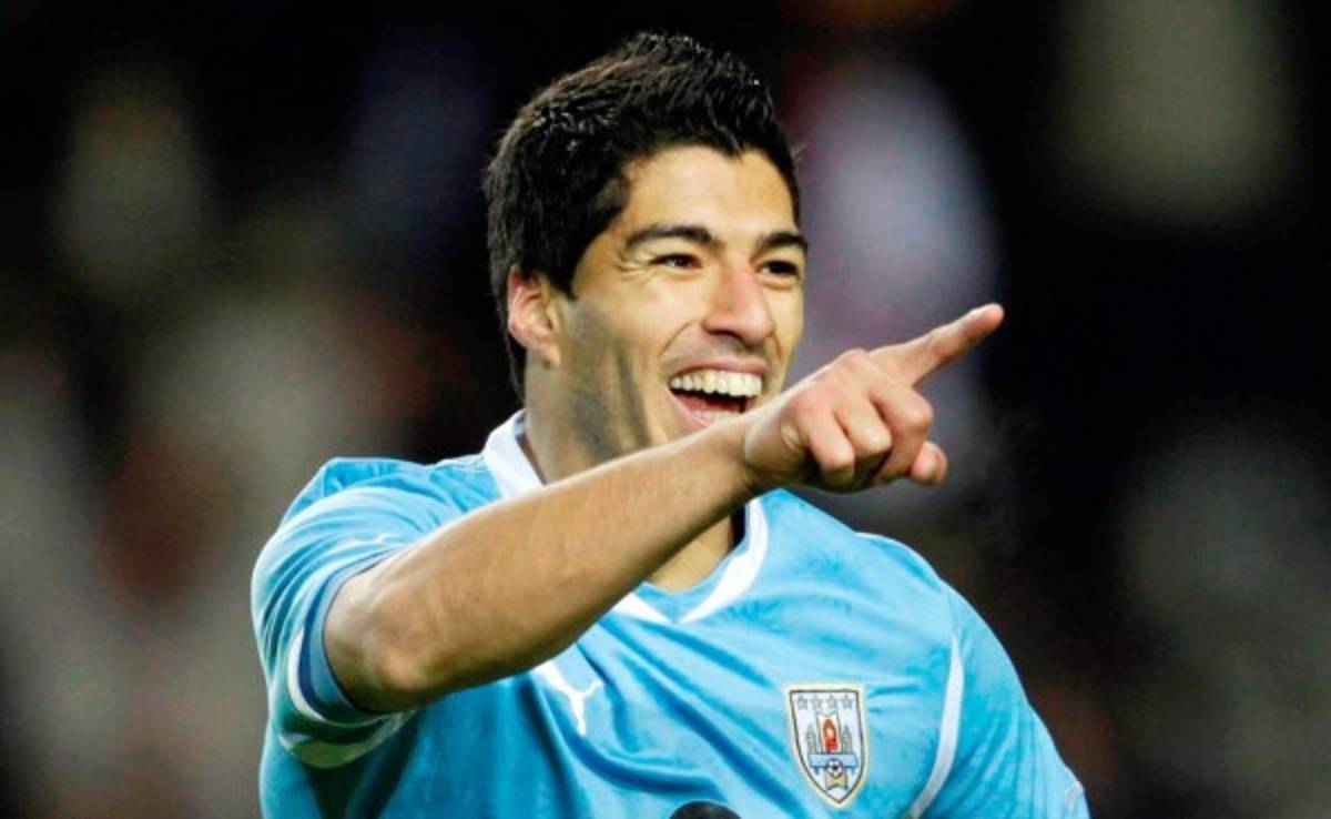 El delantero uruguayo Luis Suárez fue operado del menisco y 'salió bien'