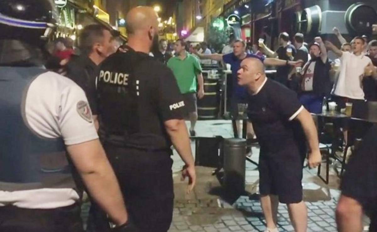Los 'hooligans' ingleses desatan el caos a horas iniciar la Eurocopa