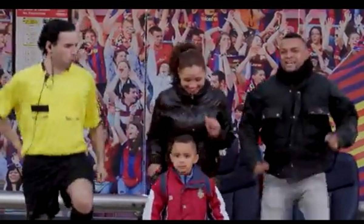 VIDEO: Barcelona sorprende a aficionados en parada de bus