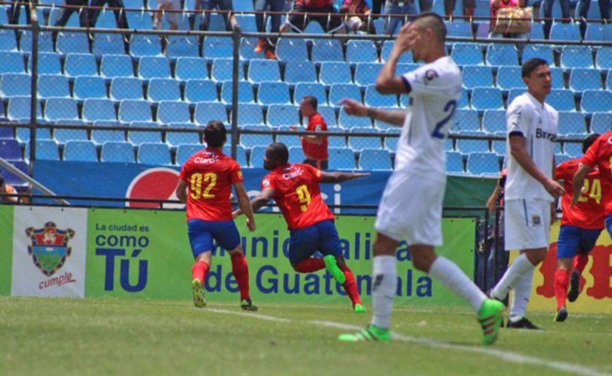 Darwin Oliva, primo de Tyson, le prometió un gol y este le cumplió con un golazo