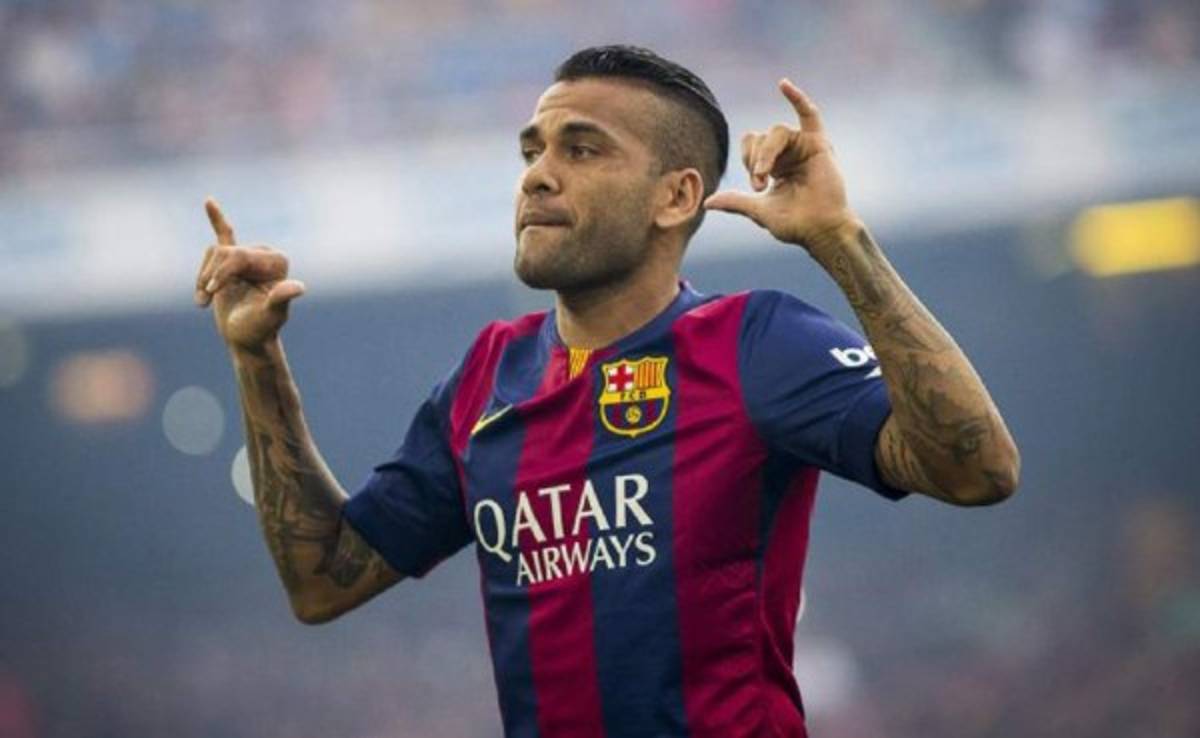 Dani Alves habría firmado ya por tres años con el PSG