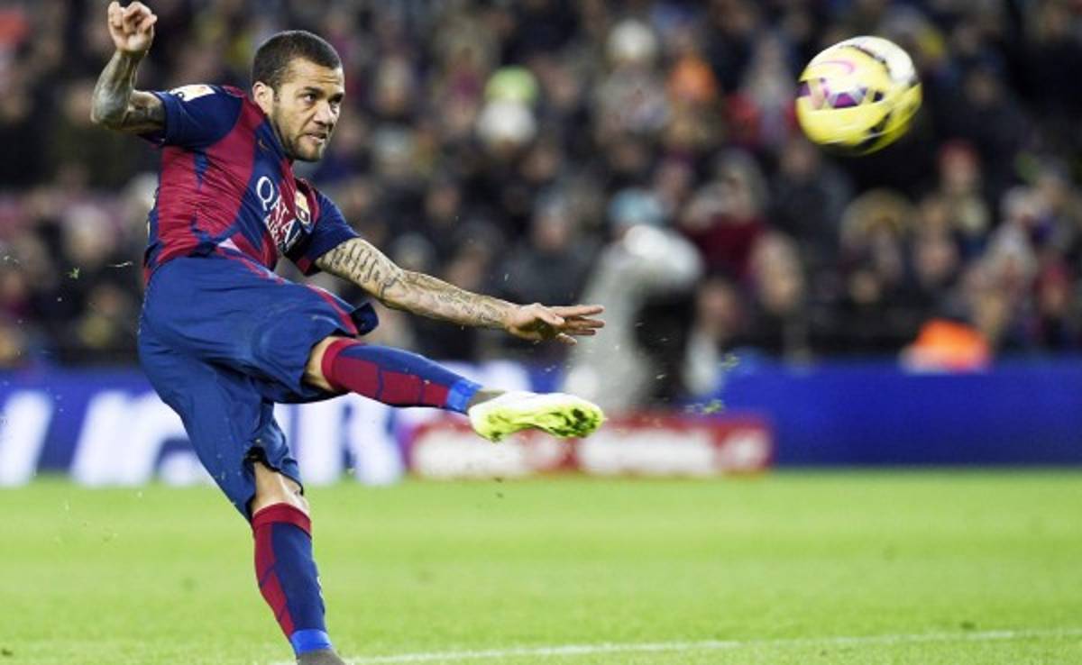 Agente de Dani Alves: 'Está más fuera que dentro del Barcelona'