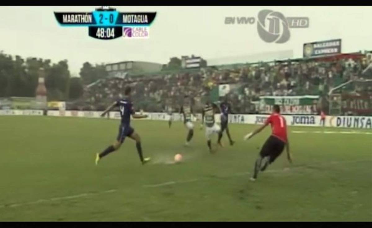 VIDEO: Mal estado de la cancha evita dos goles del Marathón ante Motagua