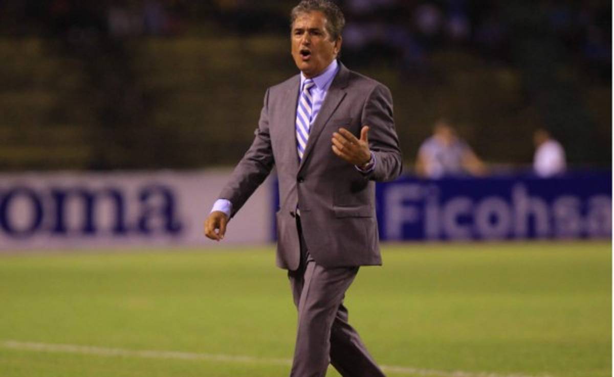 Jorge Luis Pinto solo tiene una victoria ante México en eliminatorias