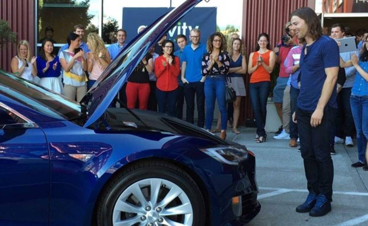 Les sube el sueldo a sus empleados y estos le regalan el auto de sus sueños