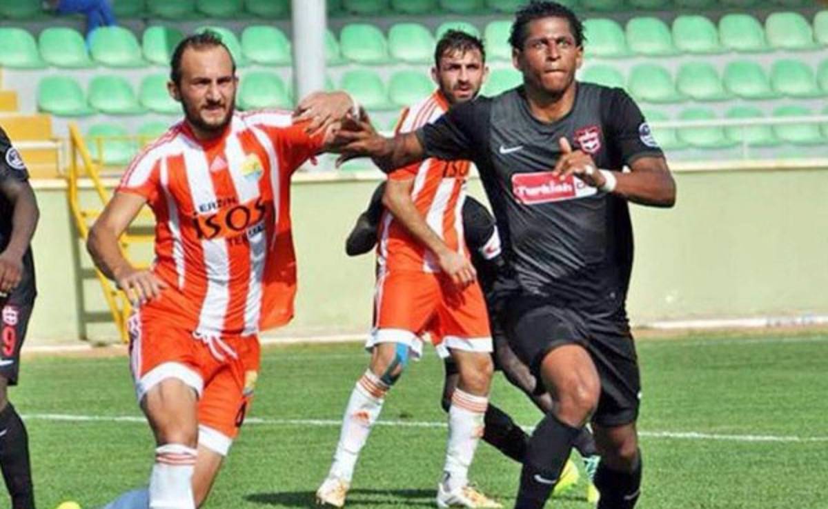 Carlo Costly habría sido separado del Gaziantepspor de Turquía