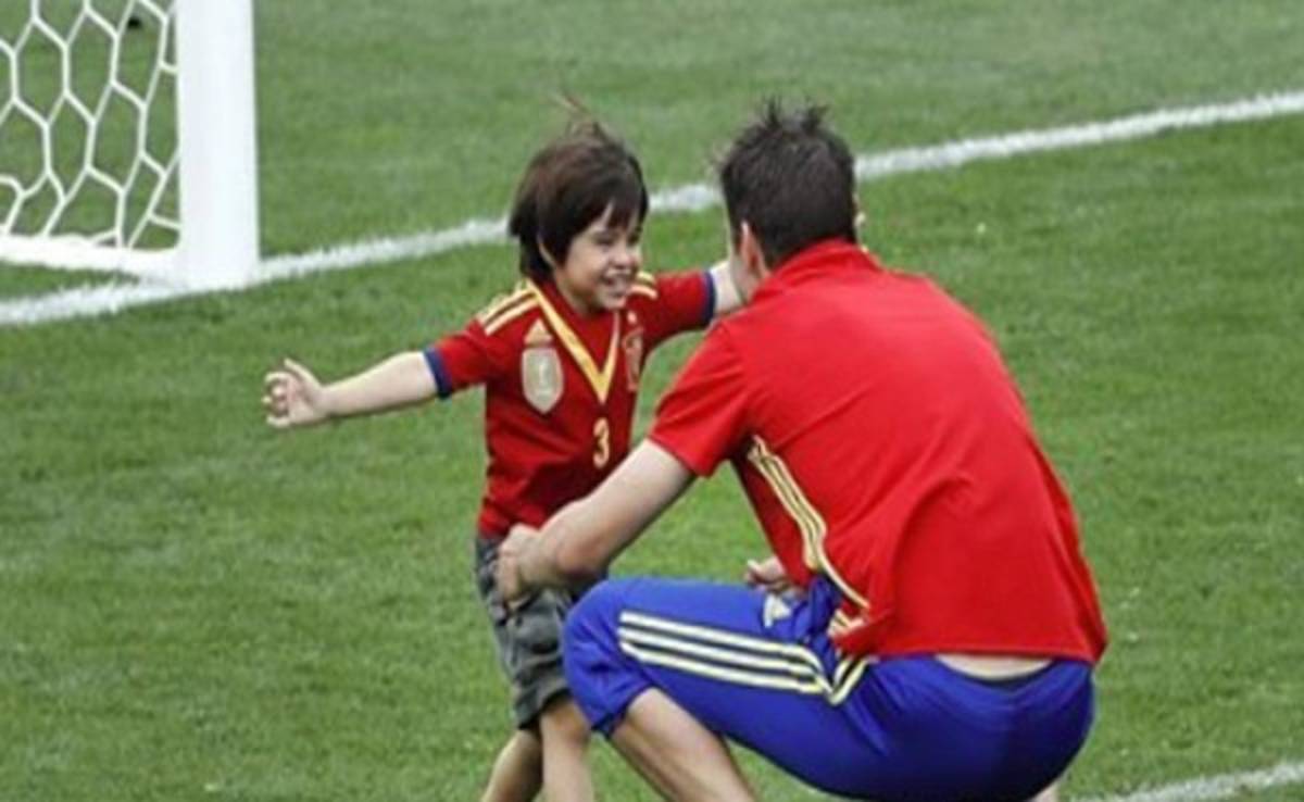 Así celebró el pequeño Milan el gol de su padre