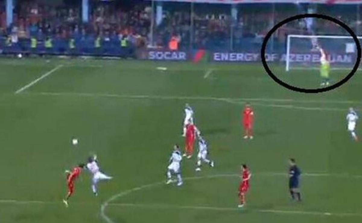 VIDEO: Bengala impacta en cabeza de arquero durante el Montenegro-Rusia