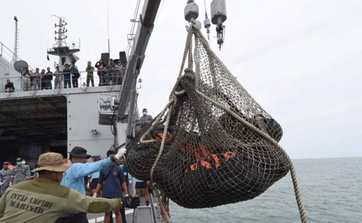 Aerolínea AirAsia ofrece 125 mil dólares a familiares de fallecidos