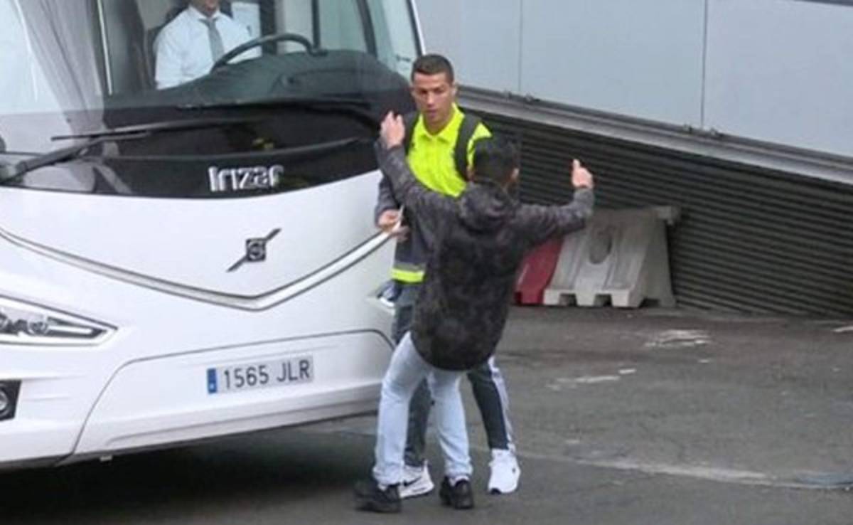 VIDEO: Un espontáneo logró llevarse un emotivo abrazo de Cristiano