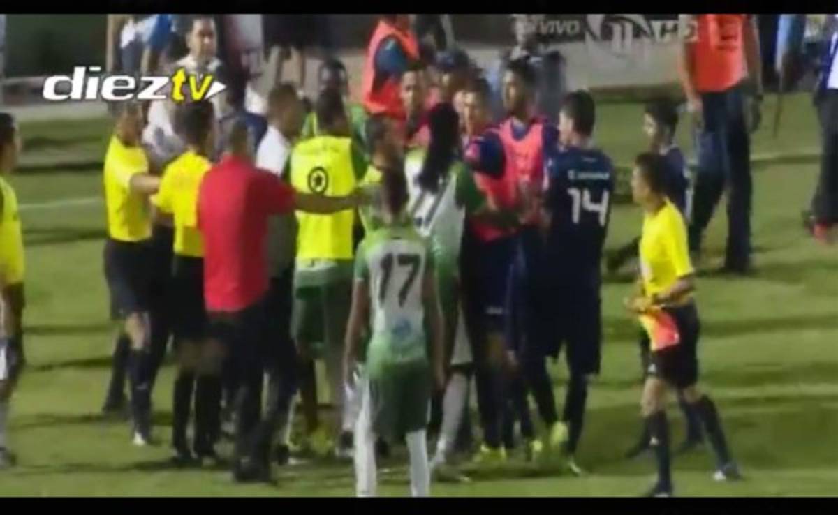 VIDEO: Con agarrones y empujones termina Motagua-Juticalpa