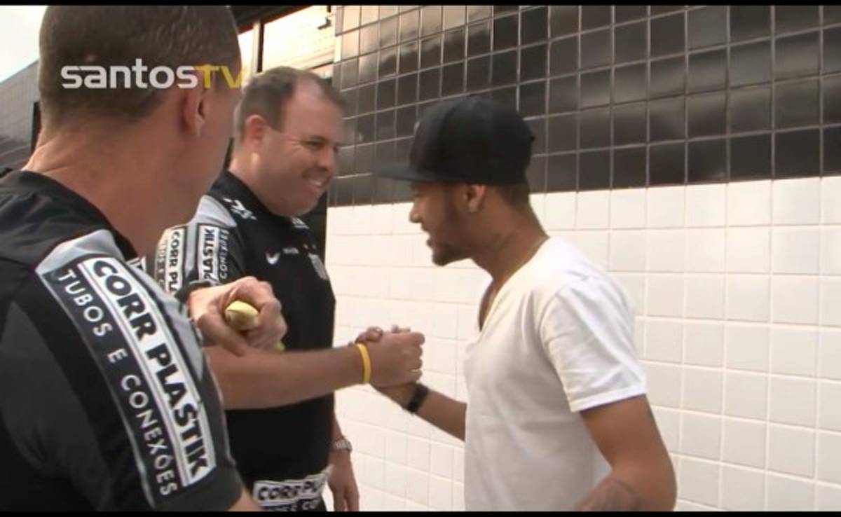 VIDEO: Neymar visitó la sede del Santos, su ex equipo