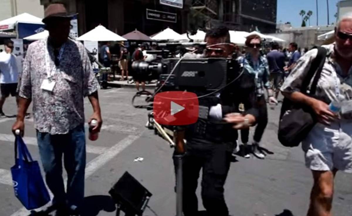 VIDEO: Por lucirse con su cámara, la termina rompiendo