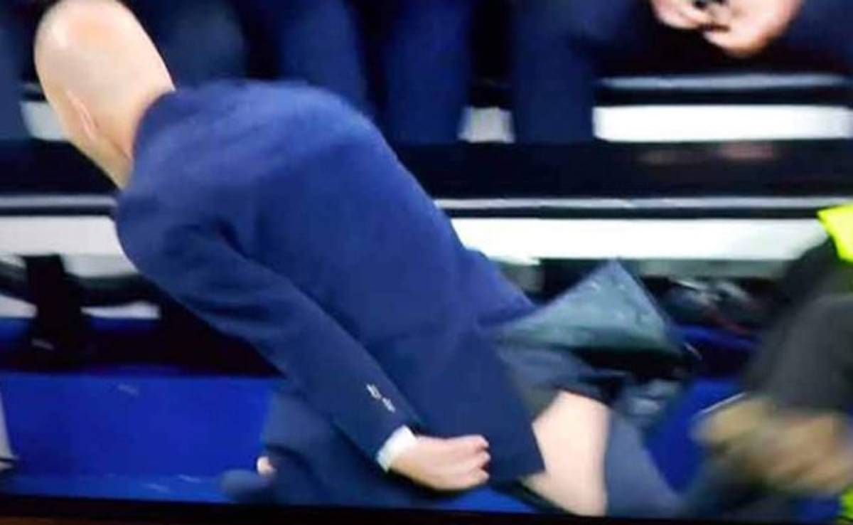 VIDEO: A Zidane se le rompe el pantalón en pleno juego ante Wolfsburgo