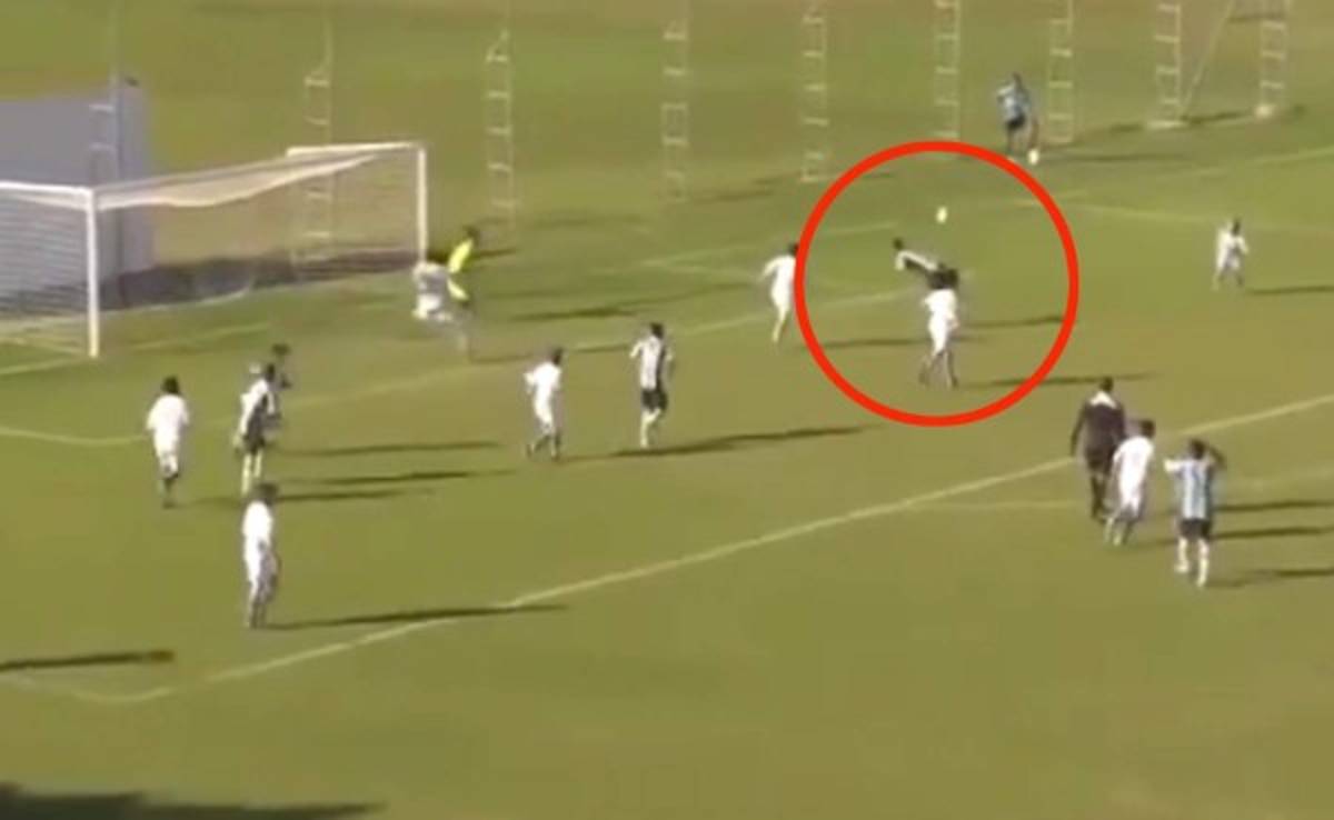 Juvenil anota el gol del año con un 'escorpión' a lo Higuita
