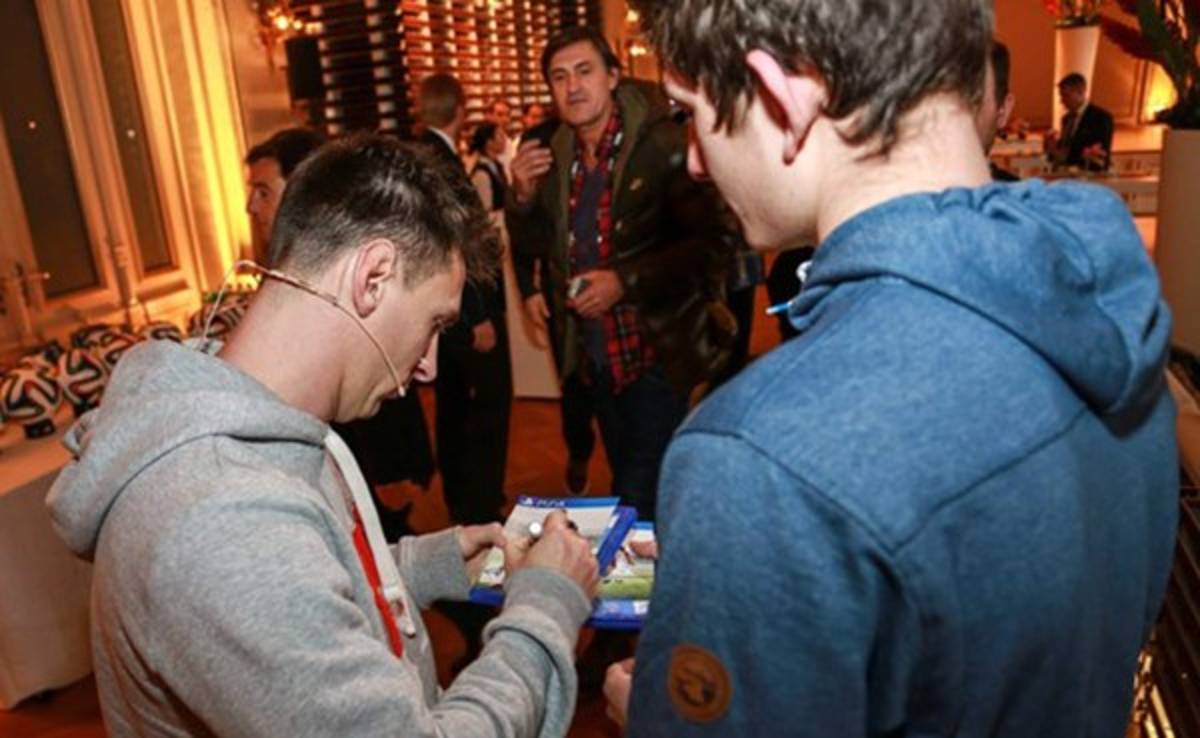 Regalarán videojuego FIFA 15 autigrafiado por Messi y Neuer