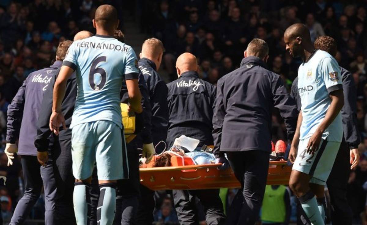 David Silva, retirado en camilla tras recibir un codazo en la cabeza