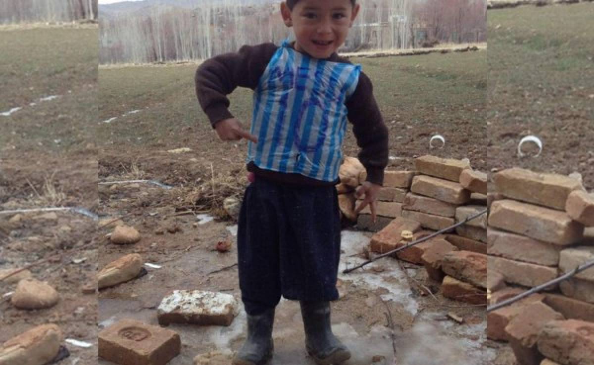 La historia de Murtaza, el niño afgano que emula a Messi con bolsa de plástico