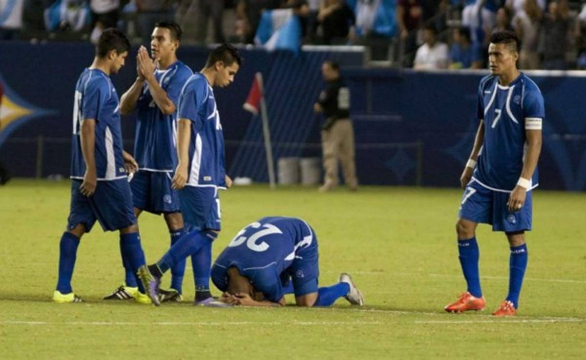 Futbolistas salvadoreños tendrán que disculparse públicamente por huelga