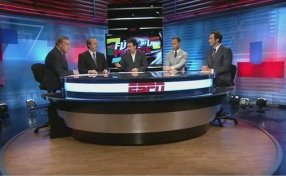 Hugo Sánchez al Chicharito: 'Que dé manotazos en la mesa'