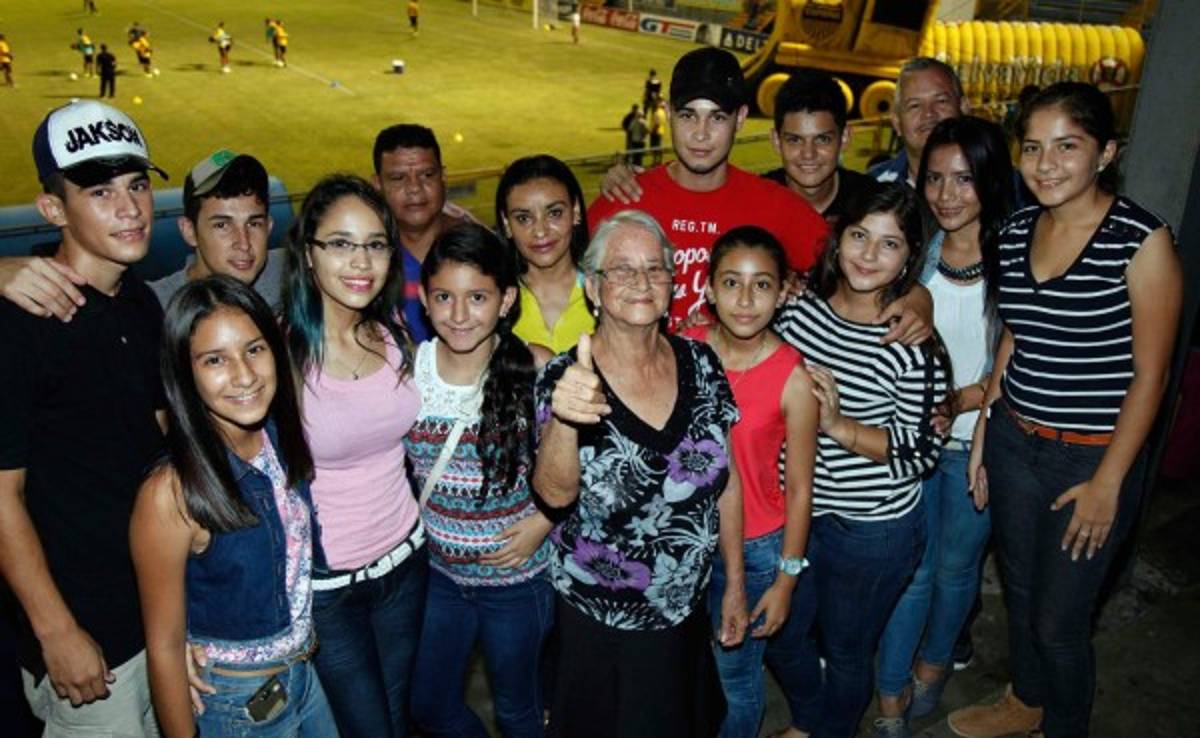 Familia de Mauro Reyes llegó al estadio Morazán para apoyarlo
