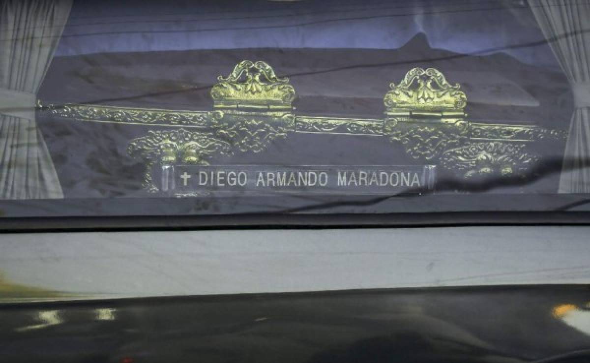 En medio del llanto y aplausos: Así fue el entierro de Diego Maradona en Argentina