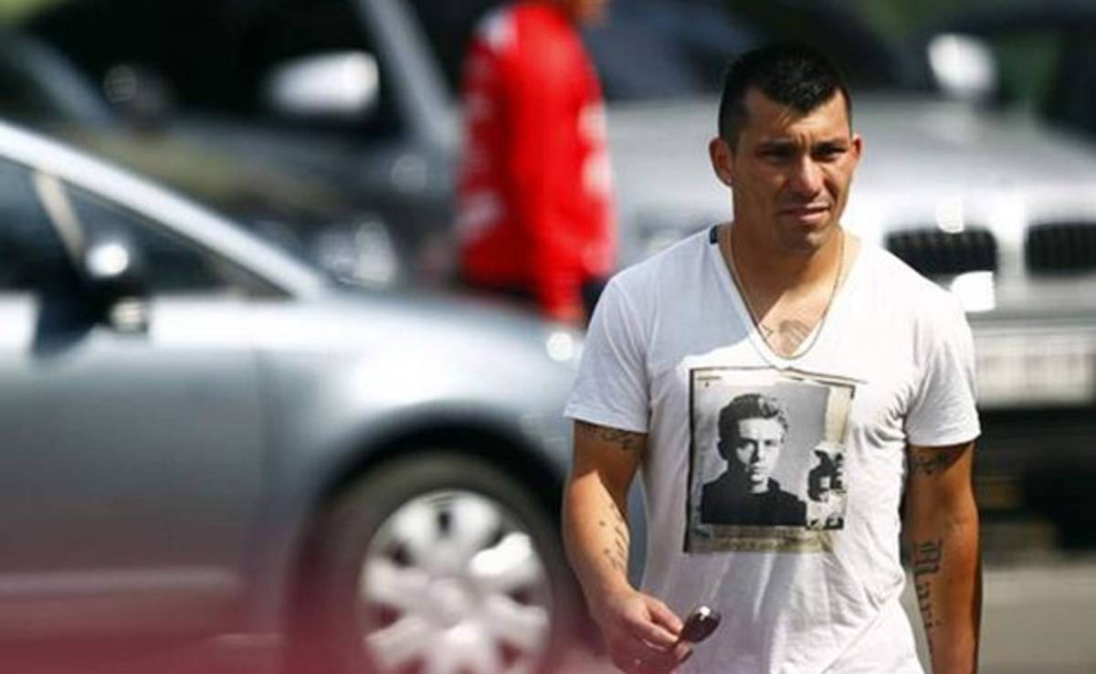 Chileno Gary Medel arriba a Italia para fichar por el Inter