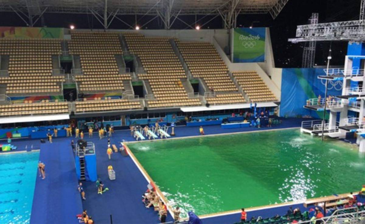 La razón por la que aguas de piscinas olímpicas de Río se volvieron verdes