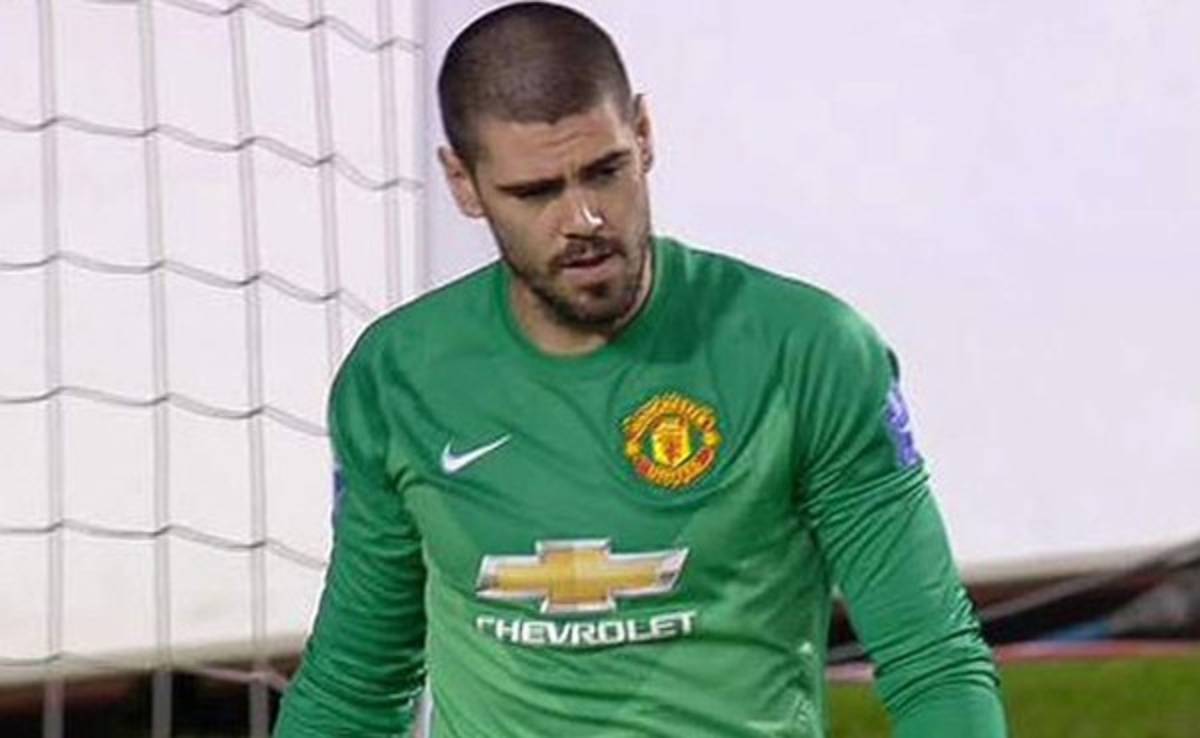 VIDEO: Víctor Valdés recibe primer gol con el Manchester United