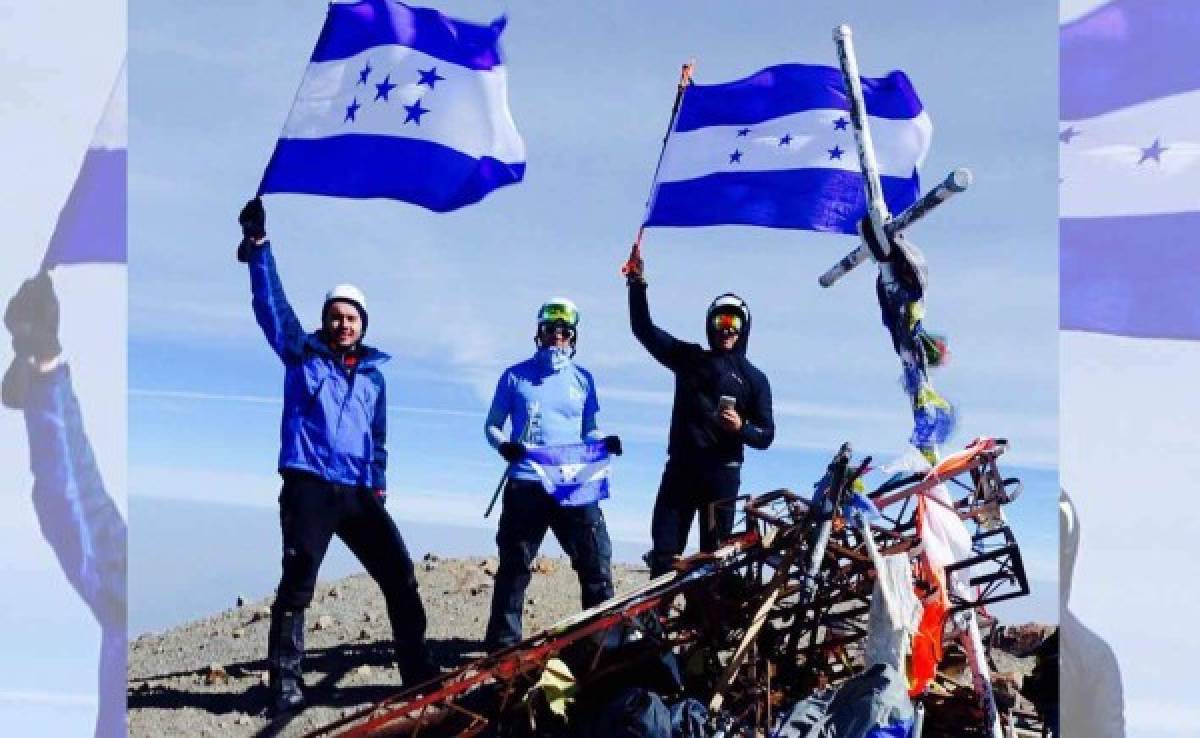 Tres intrépidos hondureños logran escalar el pico más alto de Norteamérica