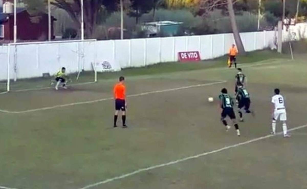 VIDEO: Hermanos imitan con éxito en Argentina el penal de Messi y Suárez