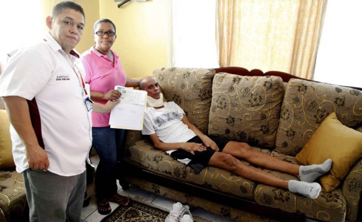 Liga Nacional entrega donativo a 'Quique' Reneau