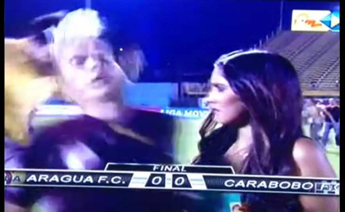 VIDEO: En plena entrevista, jugador recibe patada por parte de un aficionado