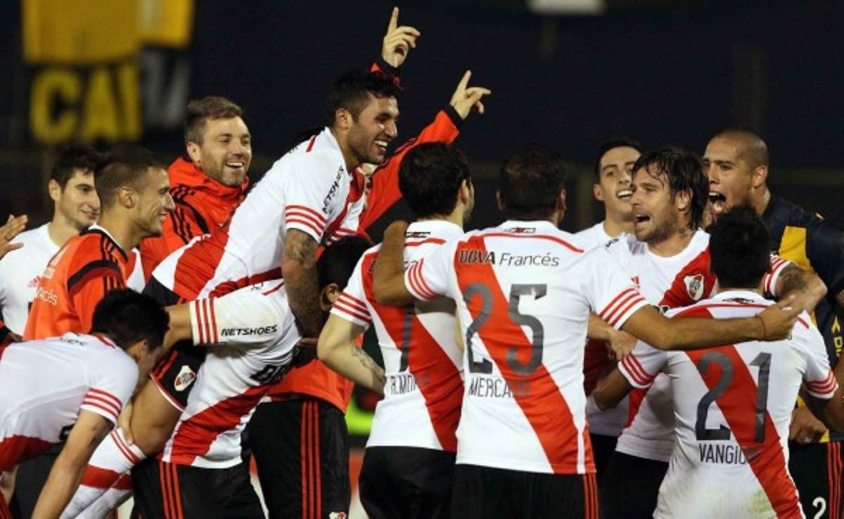 Jugadores de River Plate le dedican cánticos al Boca Júnior