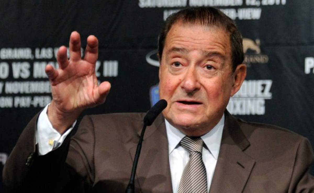 Bob Arum: 'Pacquiao peleó con el hombro derecho lesionado'