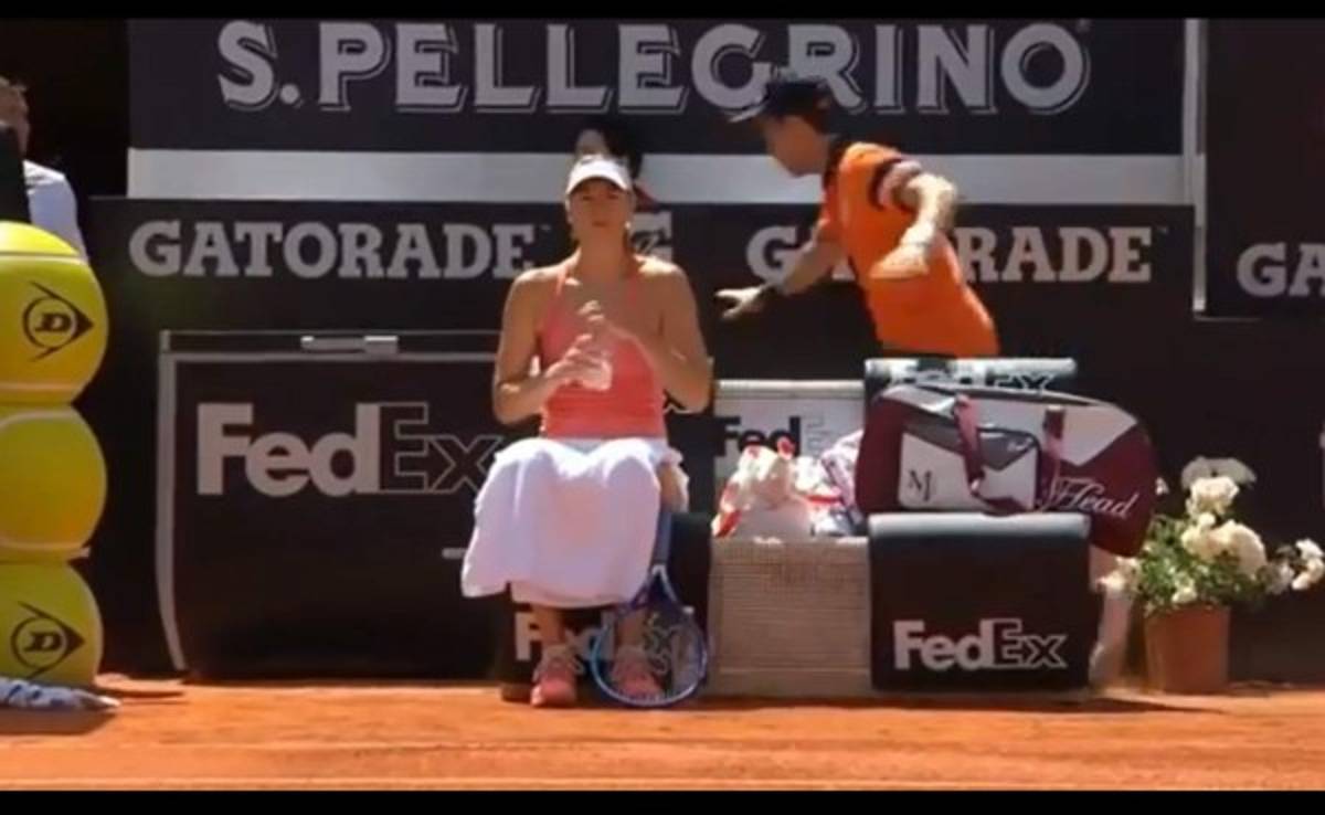 VIDEO: Recogepelotas de Sharapova se pega tremendo porrazo