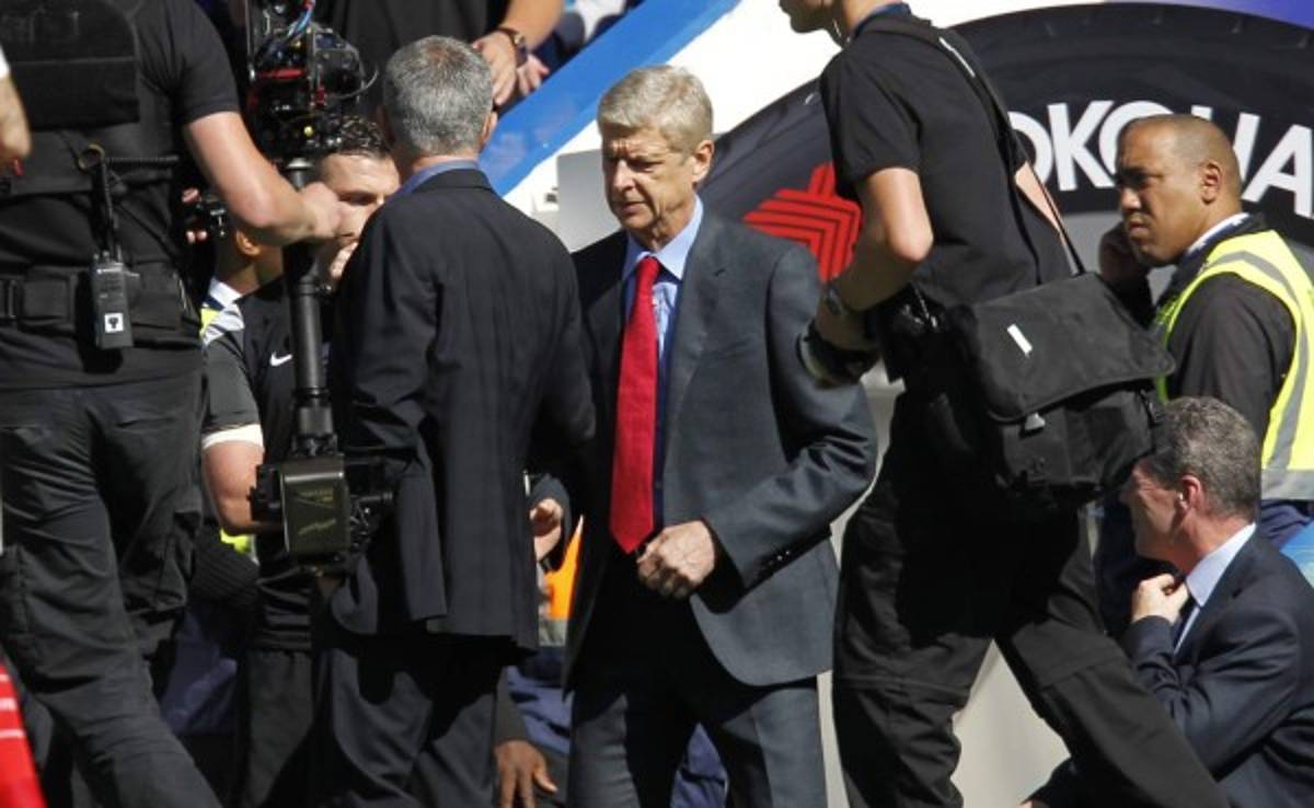 VIDEO: El frío y tenso saludo entre Mourinho y Arsene Wenger