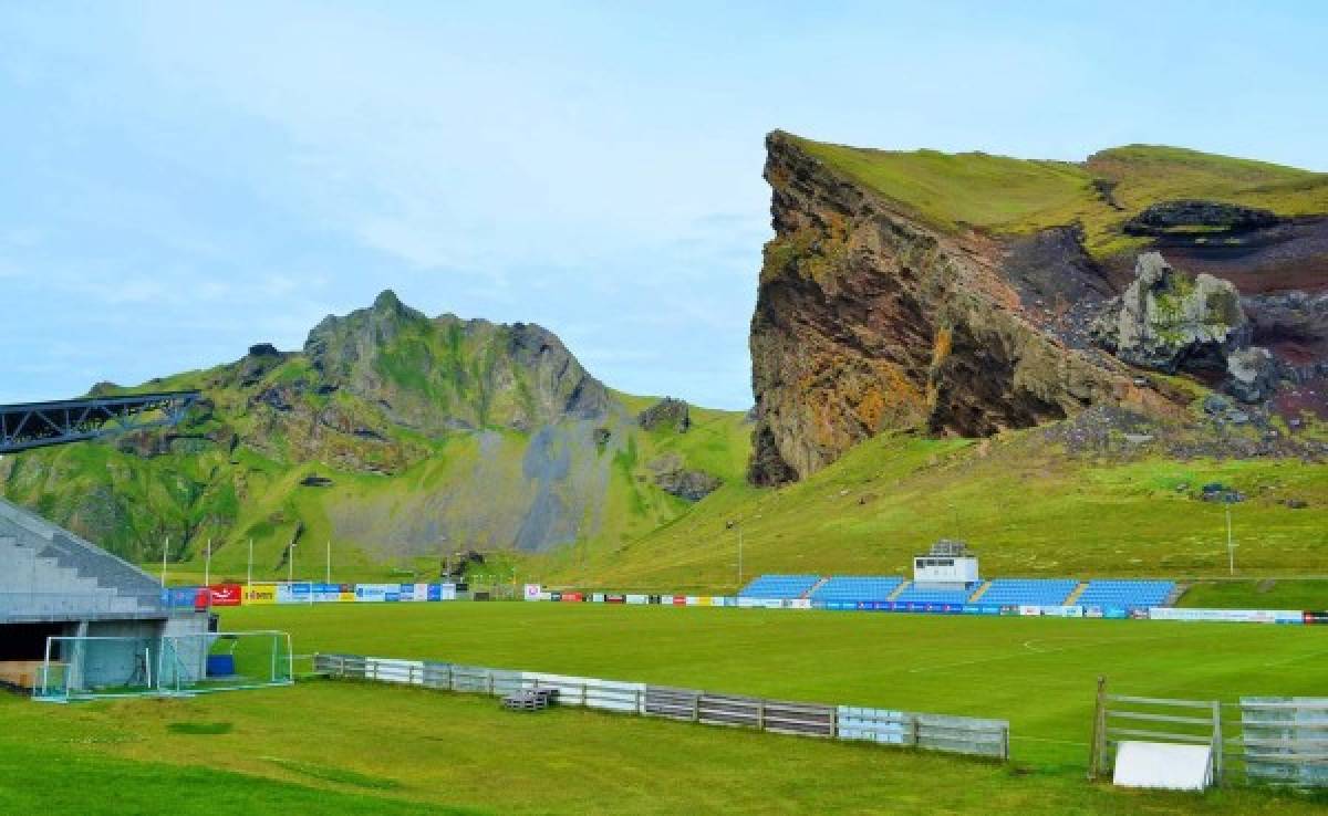 Las increíbles y bellas canchas de Islandia donde se juega fútbol profesional