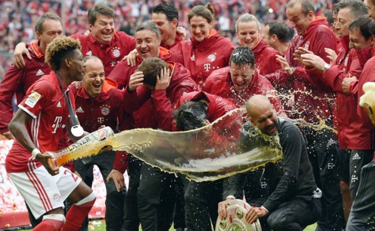 Duchan a Pep Guardiola con cerveza para celebrar el título bávaro