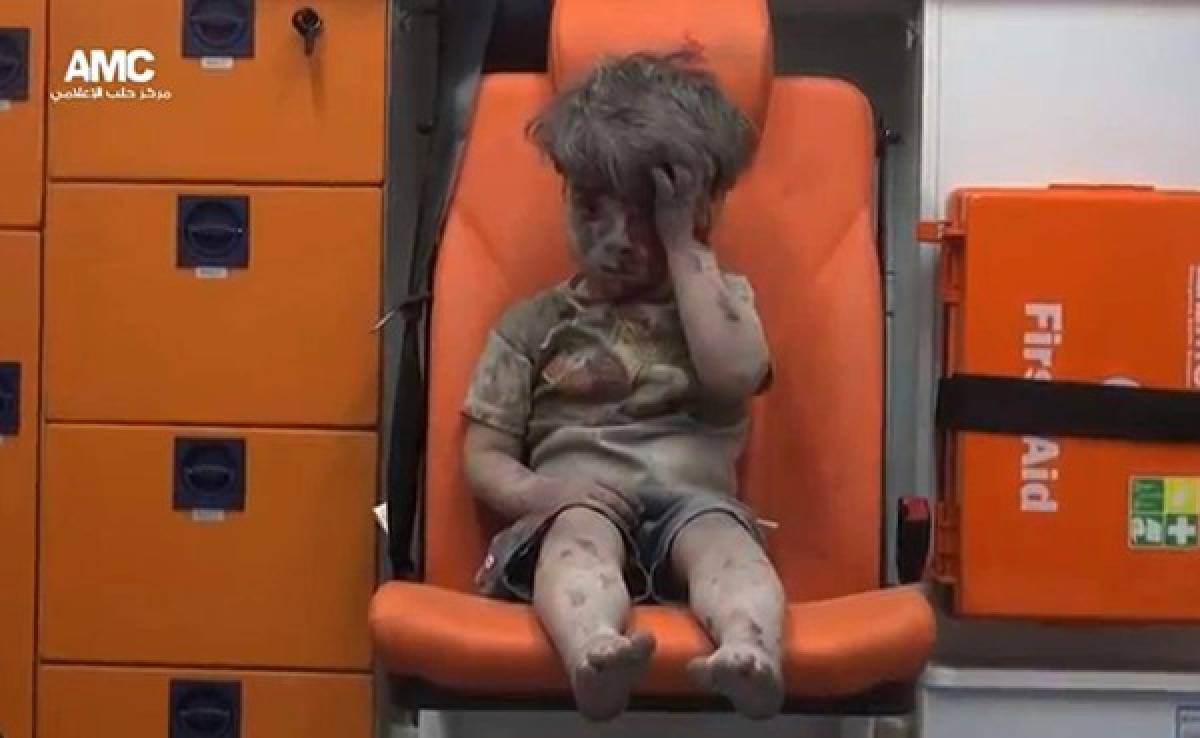 La desgarradora imagen de un niño que sobrevivió a bombardeo en Siria