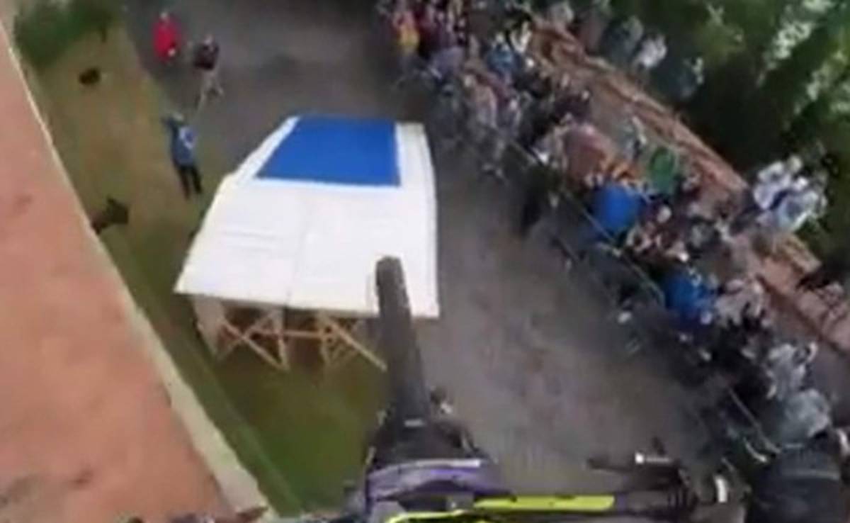 Ciclista se topa en el camino contra neonazis extremistas