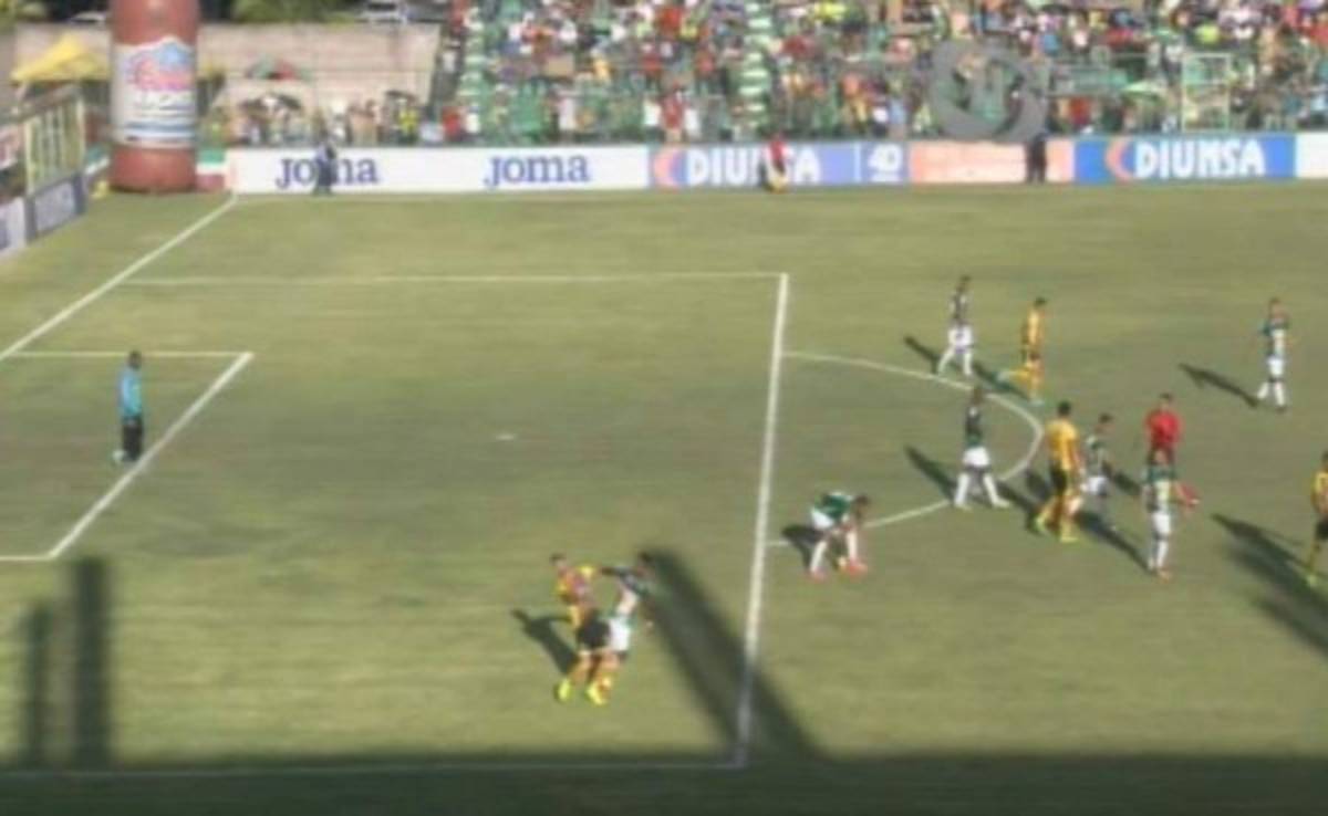 ¡Polémica! El codazo de Jhon Paul Suazo a Luciano Ursino en el clásico sampedrano