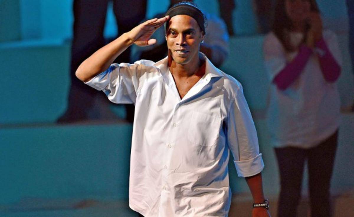 Ronaldinho llega a los 35 años con la pena de un mago que extravió la alegría