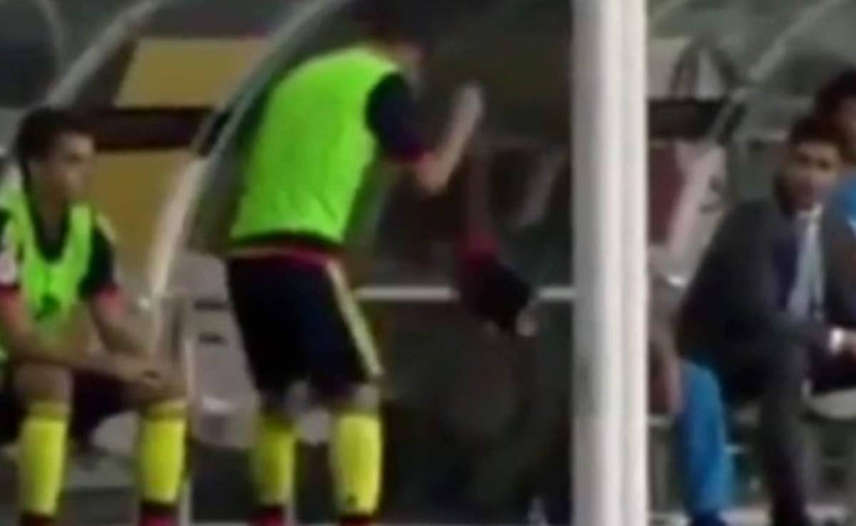 James mostró su inconformidad en la banca tras el cambio