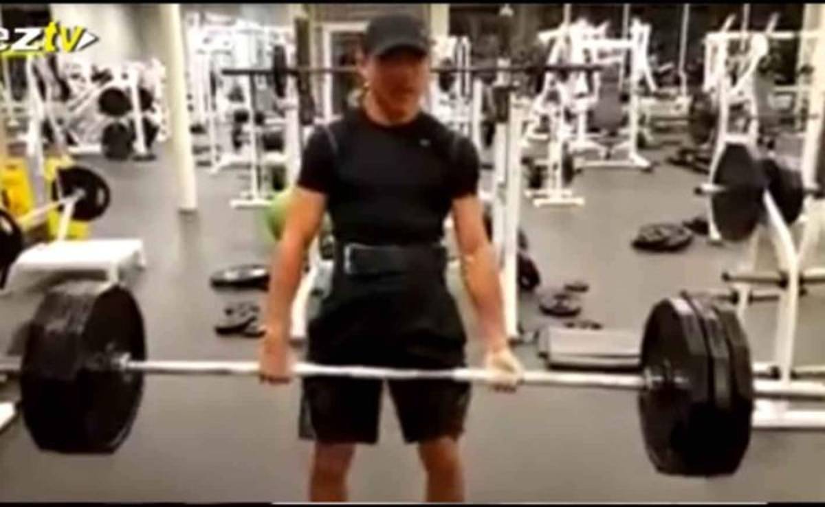 Boxeador hondureño Teófimo López demuestra su fortaleza levantando 315 libras