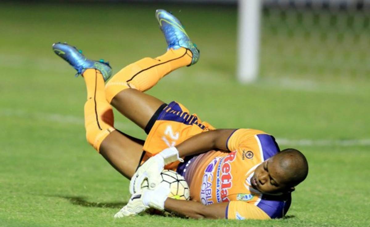 Video: Yul Arzú humilla a Santiago Vergara por su flojo remate